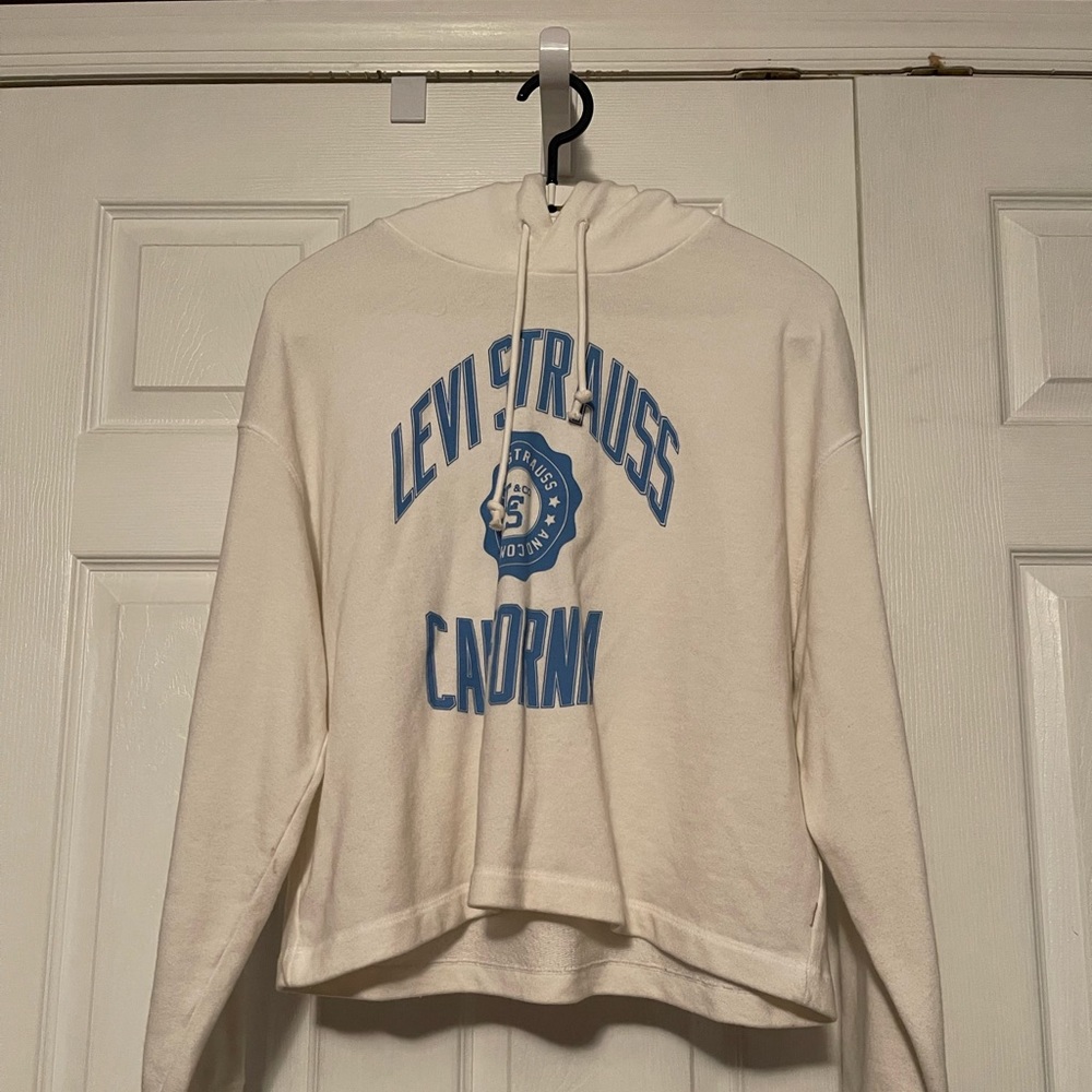 Cropped Levi’s Hoodie